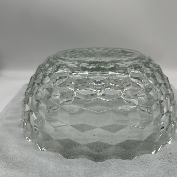 Heavy Cut Glass w/Geometric Pattern/Design Starburst on Bottom Capacity 68oz - Picture 6 of 6